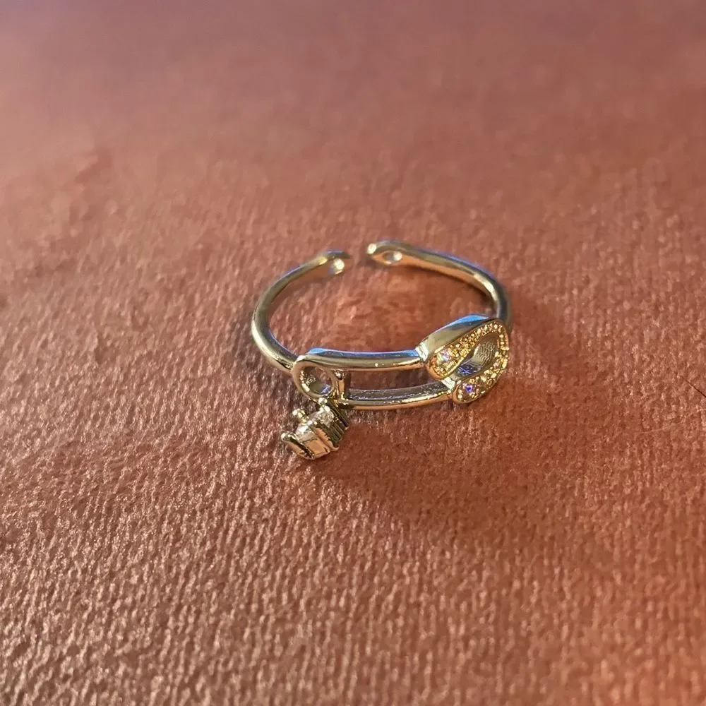 The dangle pin ring in 925 silver